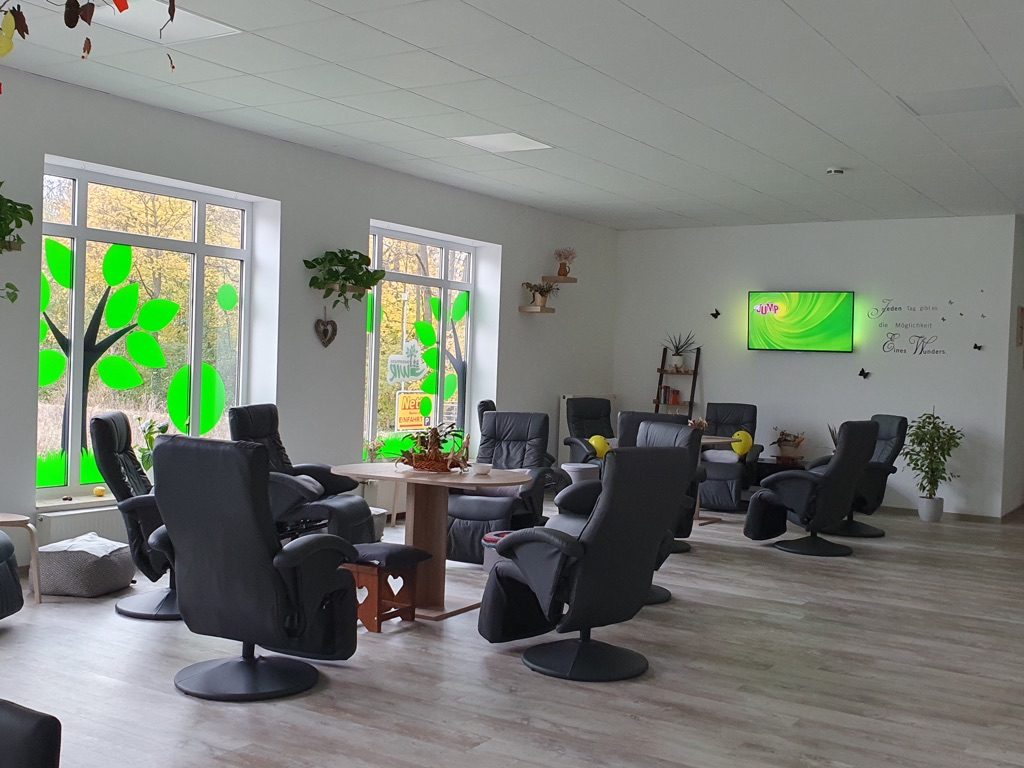 Ruhebereich mit Blick ins Grüne